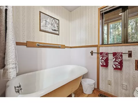 Bath - 93156 Ewing Rd, Springfield, OR 97478 photo 2 of 4