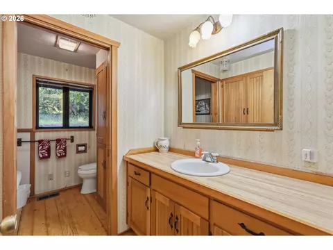 Bath - 93156 Ewing Rd, Springfield, OR 97478 photo 1 of 4