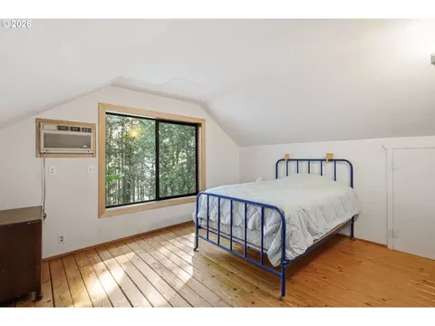 Bedroom - 93156 Ewing Rd, Springfield, OR 97478 photo 6 of 10
