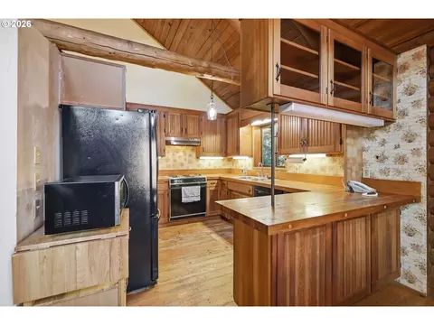 Kitchen - 93156 Ewing Rd, Springfield, OR 97478 photo 5 of 6
