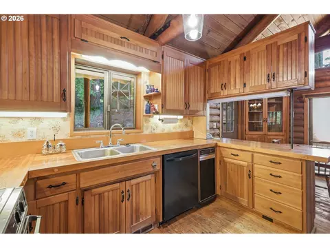 Kitchen - 93156 Ewing Rd, Springfield, OR 97478 photo 1 of 6