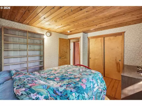 Bedroom - 93156 Ewing Rd, Springfield, OR 97478 photo 4 of 10