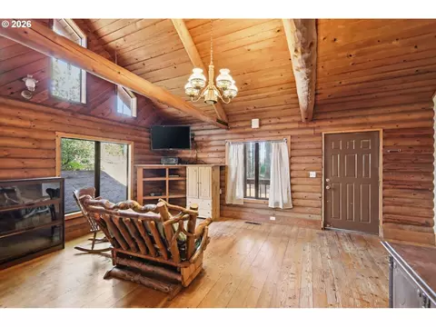 Living - 93156 Ewing Rd, Springfield, OR 97478 photo 2 of 4