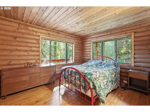 Bedroom - 93156 Ewing Rd, Springfield, OR 97478 photo 3 of 10