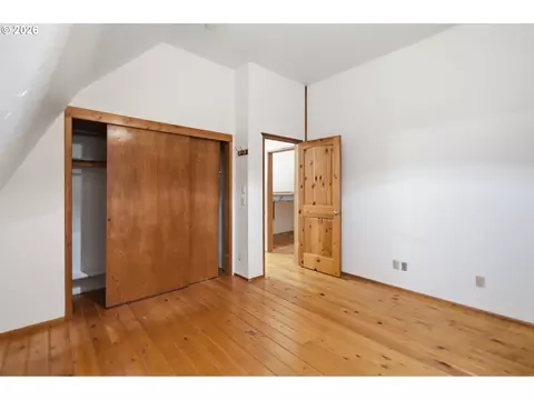 Bedroom - 93156 Ewing Rd, Springfield, OR 97478 photo 9 of 10