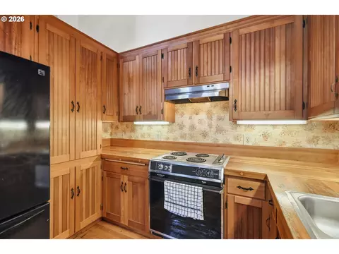 Kitchen - 93156 Ewing Rd, Springfield, OR 97478 photo 2 of 6