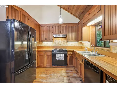 Kitchen - 93156 Ewing Rd, Springfield, OR 97478 photo 4 of 6