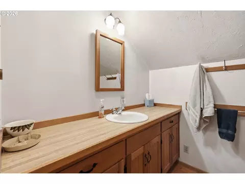 Bath - 93156 Ewing Rd, Springfield, OR 97478 photo 3 of 4