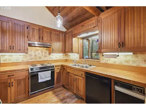 Kitchen - 93156 Ewing Rd, Springfield, OR 97478 photo 3 of 6