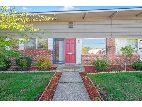 8726 NE Hassalo St, Portland, OR 97220