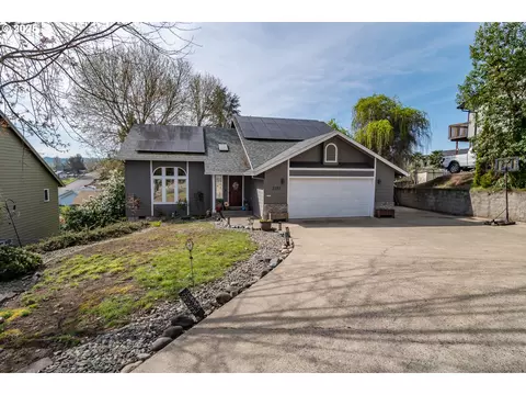 2155 Linnell Ave, Roseburg, OR 97471