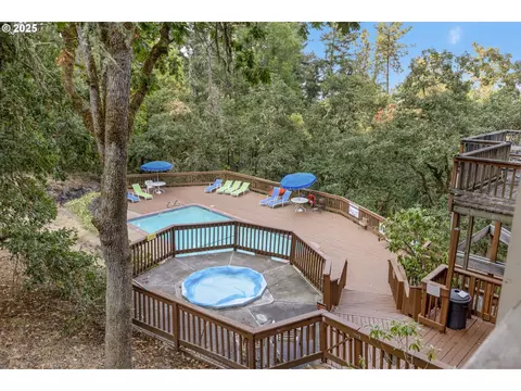 Exterior - 223 Trailside Loop, Eugene, OR 97405 photo 6 of 9
