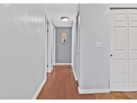 Entry Way - 223 Trailside Loop, Eugene, OR 97405 photo 2 of 3