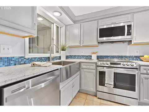 Kitchen - 223 Trailside Loop, Eugene, OR 97405 photo 1 of 4