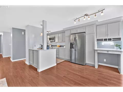 Kitchen - 223 Trailside Loop, Eugene, OR 97405 photo 2 of 4