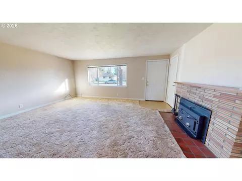 Living - 354 V St, Springfield, OR 97477 photo 1 of 6