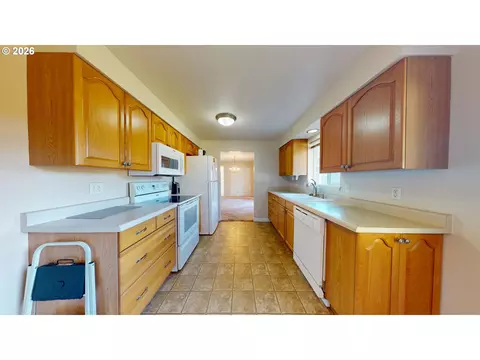 Kitchen - 354 V St, Springfield, OR 97477 photo 3 of 6