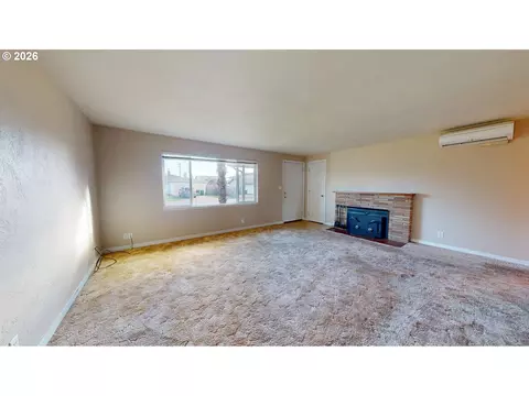 Living - 354 V St, Springfield, OR 97477 photo 2 of 6