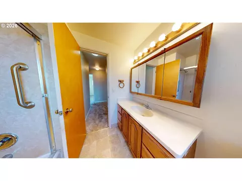 Bath - 354 V St, Springfield, OR 97477 photo 2 of 3
