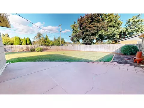 Exterior - 354 V St, Springfield, OR 97477 photo 5 of 6