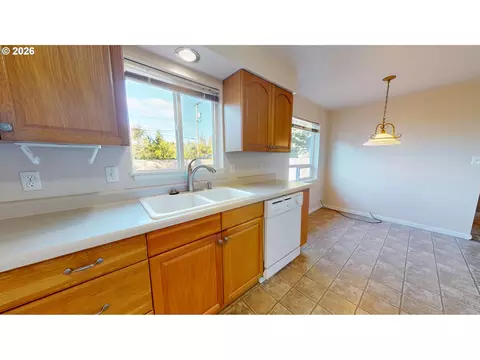 Kitchen - 354 V St, Springfield, OR 97477 photo 1 of 6