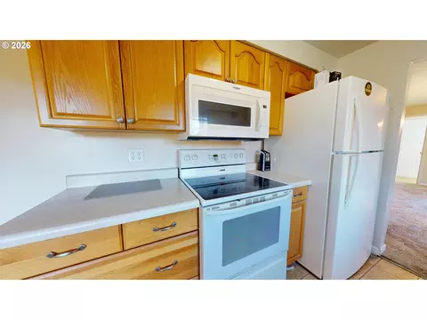 Kitchen - 354 V St, Springfield, OR 97477 photo 2 of 6