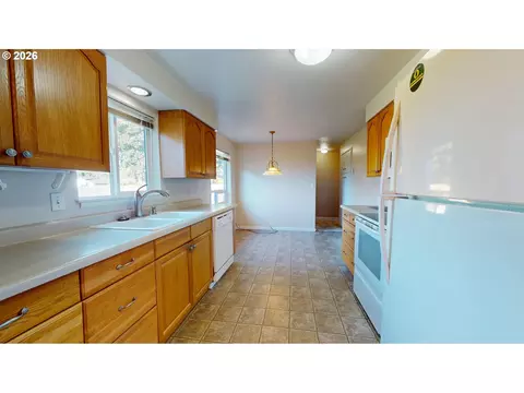 Kitchen - 354 V St, Springfield, OR 97477 photo 5 of 6