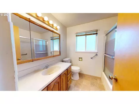 Bath - 354 V St, Springfield, OR 97477 photo 3 of 3