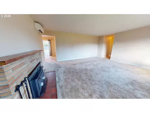 Living - 354 V St, Springfield, OR 97477 photo 3 of 6
