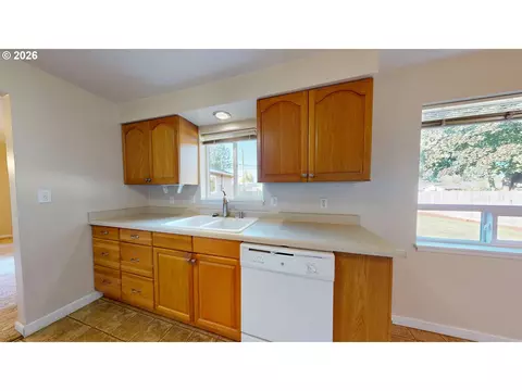 Kitchen - 354 V St, Springfield, OR 97477 photo 4 of 6