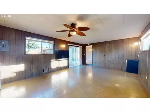 Living - 354 V St, Springfield, OR 97477 photo 5 of 6