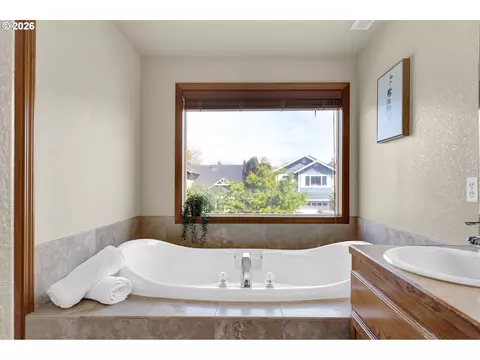Bath - 3240 Cindy St, Eugene, OR 97404 photo 2 of 6