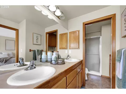 Bath - 3240 Cindy St, Eugene, OR 97404 photo 4 of 6
