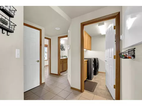 Entry Way - 3240 Cindy St, Eugene, OR 97404 photo 2 of 3