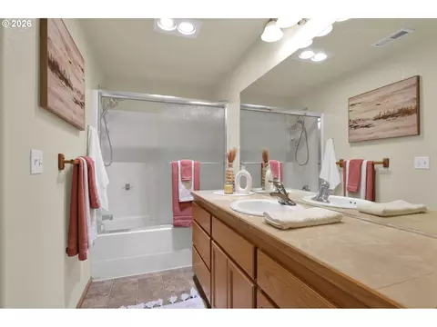 Bath - 3240 Cindy St, Eugene, OR 97404 photo 6 of 6