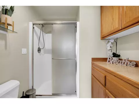 Bath - 3240 Cindy St, Eugene, OR 97404 photo 5 of 6