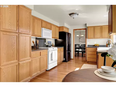 Kitchen - 3240 Cindy St, Eugene, OR 97404 photo 3 of 4