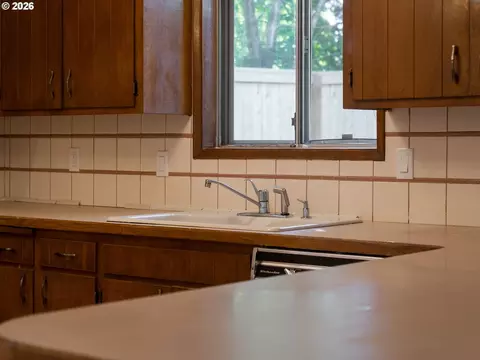 Kitchen - 1230 SE 214th Ave, Gresham, OR 97030 photo 3 of 4