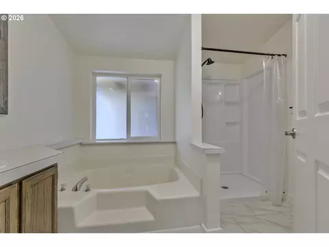 Bath - 1949 SE Palmquist Rd #64, Gresham, OR 97080 photo 2 of 3