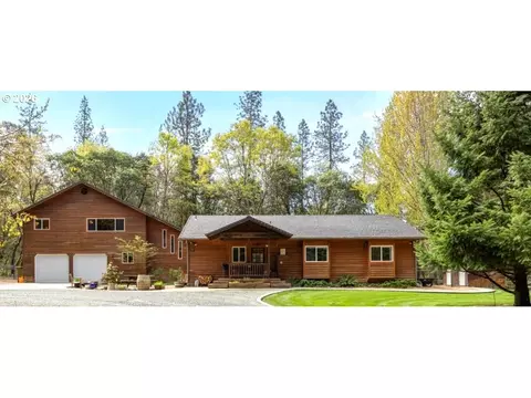 737 Pinecrest Dr, Grants Pass, OR 97526