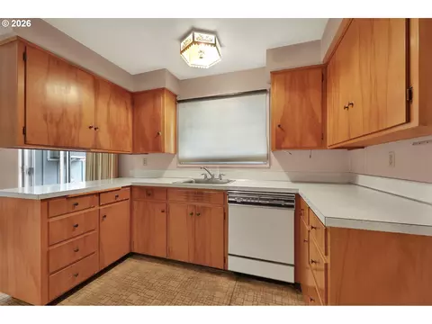 Kitchen - 526 Archie St, Eugene, OR 97402 photo 8 of 10