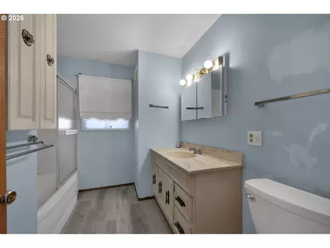 Bath - 526 Archie St, Eugene, OR 97402 photo 1 of 1