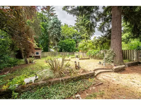 Exterior - 2536 Wood Ave, Eugene, OR 97402 photo 4 of 9