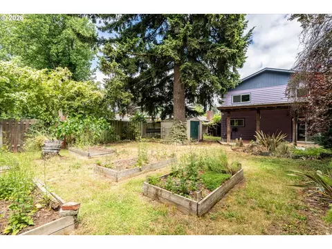 Exterior - 2536 Wood Ave, Eugene, OR 97402 photo 7 of 9