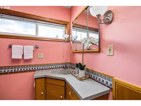 Bath - 2536 Wood Ave, Eugene, OR 97402 photo 2 of 2