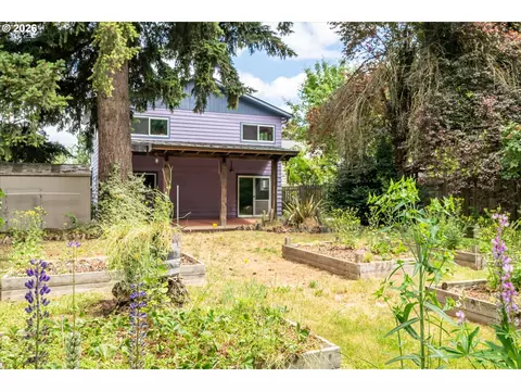Exterior - 2536 Wood Ave, Eugene, OR 97402 photo 8 of 9