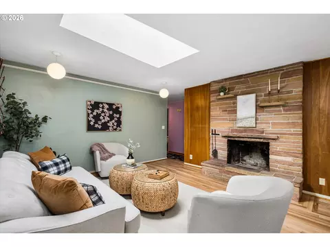 Living - 2536 Wood Ave, Eugene, OR 97402 photo 2 of 3