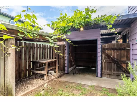 Exterior - 2536 Wood Ave, Eugene, OR 97402 photo 9 of 9