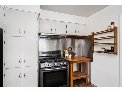 Kitchen - 2536 Wood Ave, Eugene, OR 97402 photo 3 of 4