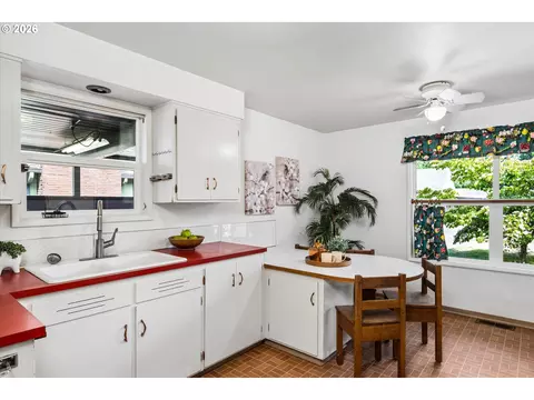 Kitchen - 2536 Wood Ave, Eugene, OR 97402 photo 4 of 4